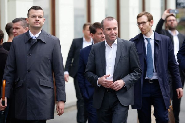 Manfred Weber prošetao centrom i popio kavu u društvu kandidata HDZ-a