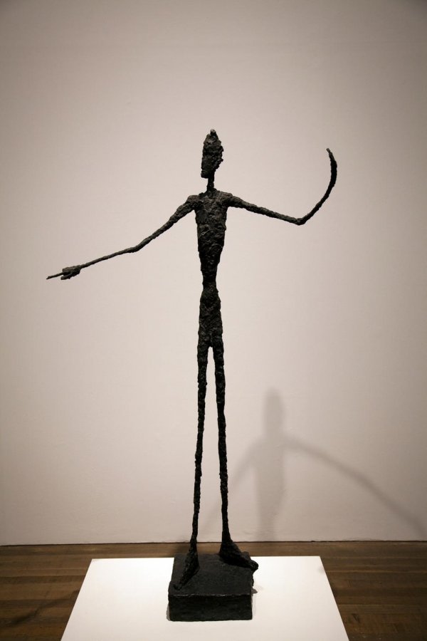 Skulptura Alberta Giacomettija 'Čovjekov prst' Fotografija: Profimedia