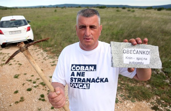 Miro Bulj izveo performans polaganja kamena temeljca u Pokrovniku