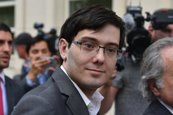 Martin Shkreli, bivši predsjednik uprave farmaceutske tvrtke Turing Pharmaceuticals, odlazi 3. kolovoza 2017. sa suda u New Yorku koji je pretresao njegove financijske malverzacije