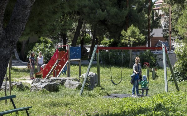 Između golemih stambenih blokova prostor je gotovo pa intiman - sa šetnicom, klupama i zidićima za druženje, malim fontanama i dječjim igralištima