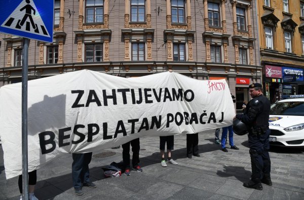 Prosvjed članova udruge Crveni otpor za pravo na pobačaj