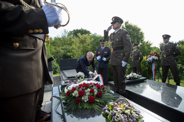 U povodu Dana oružanih snaga RH ministar Krstičević položio vijence na groblju Mirogoj
