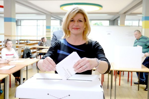 Zagreb: Predsjednica Grabar Kitarović u pratnji supruga Jakova glasovala na EU izborima