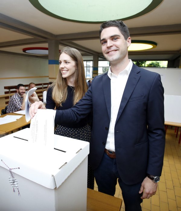 Karlo Ressler s obitelji na svom biračkom mjestu u OŠ Matka Laginje