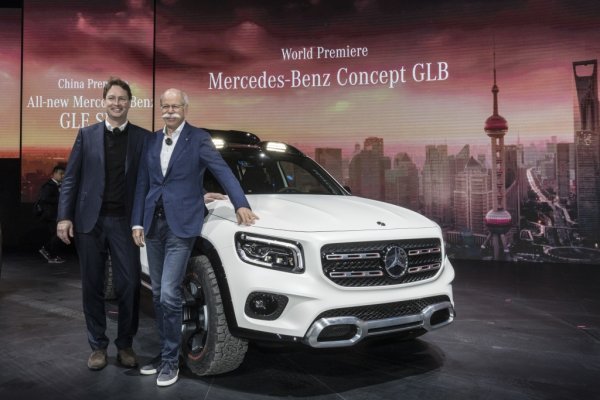 Ola Källenius i Dieter Zetsche, budući i odlazeći predsjednik Daimler AG-a, na predstavljanju koncepta Mercedes-Benz GLB prije otvaranja autosalona u Šangaju 2019.