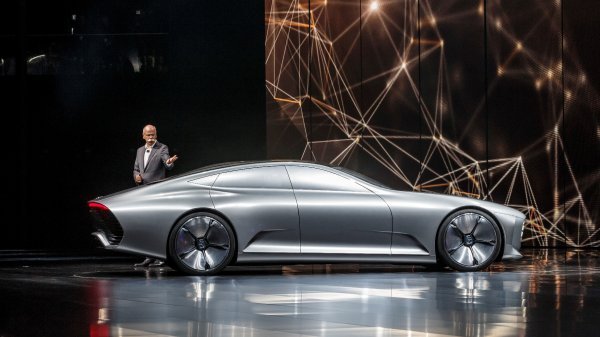 Dieter Zetsche na predstavljanju koncepta Mercedes Benz IAA Intelligent Aerodynamic Automobile 2015.