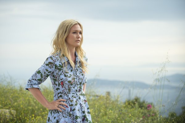 Julia Stiles u seriji 'Rivijera'