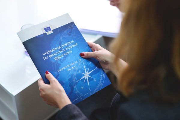 U brošuri EU-a projekt e-Škola naveden je kao inspirativna praksa za ulazak u inkluzivni digitalni svijet