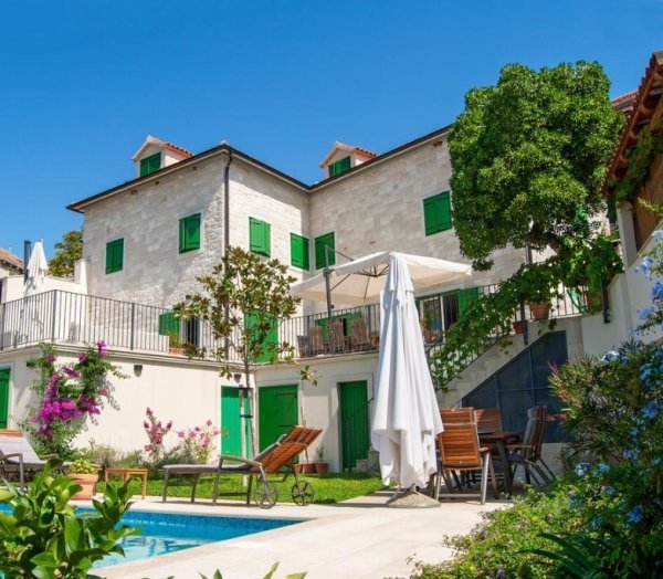 Vila Celine, Postire