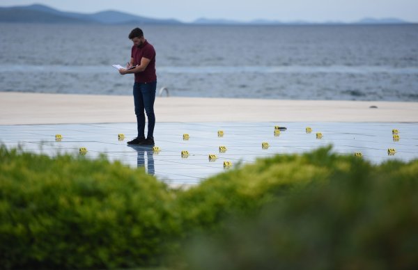 Razbijeno nekoliko solarnih ploča na instalaciji Pozdrav Suncu u Zadru